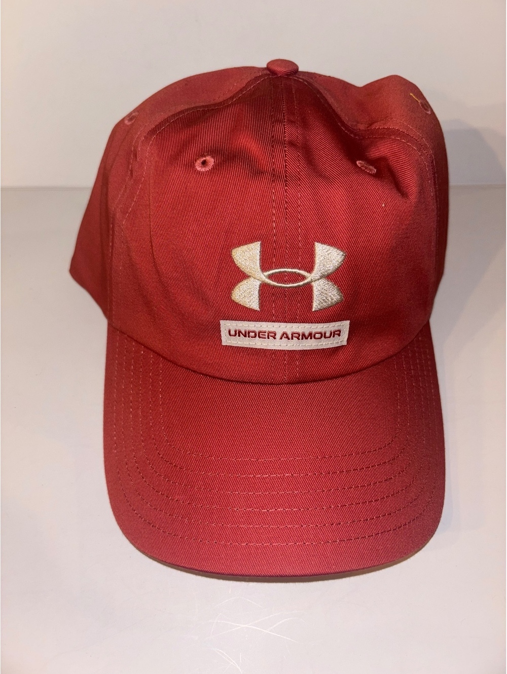 Under Armour Men’s Sedona Red Adjustable Hat Cap White Logo NWT OSFM 1369783